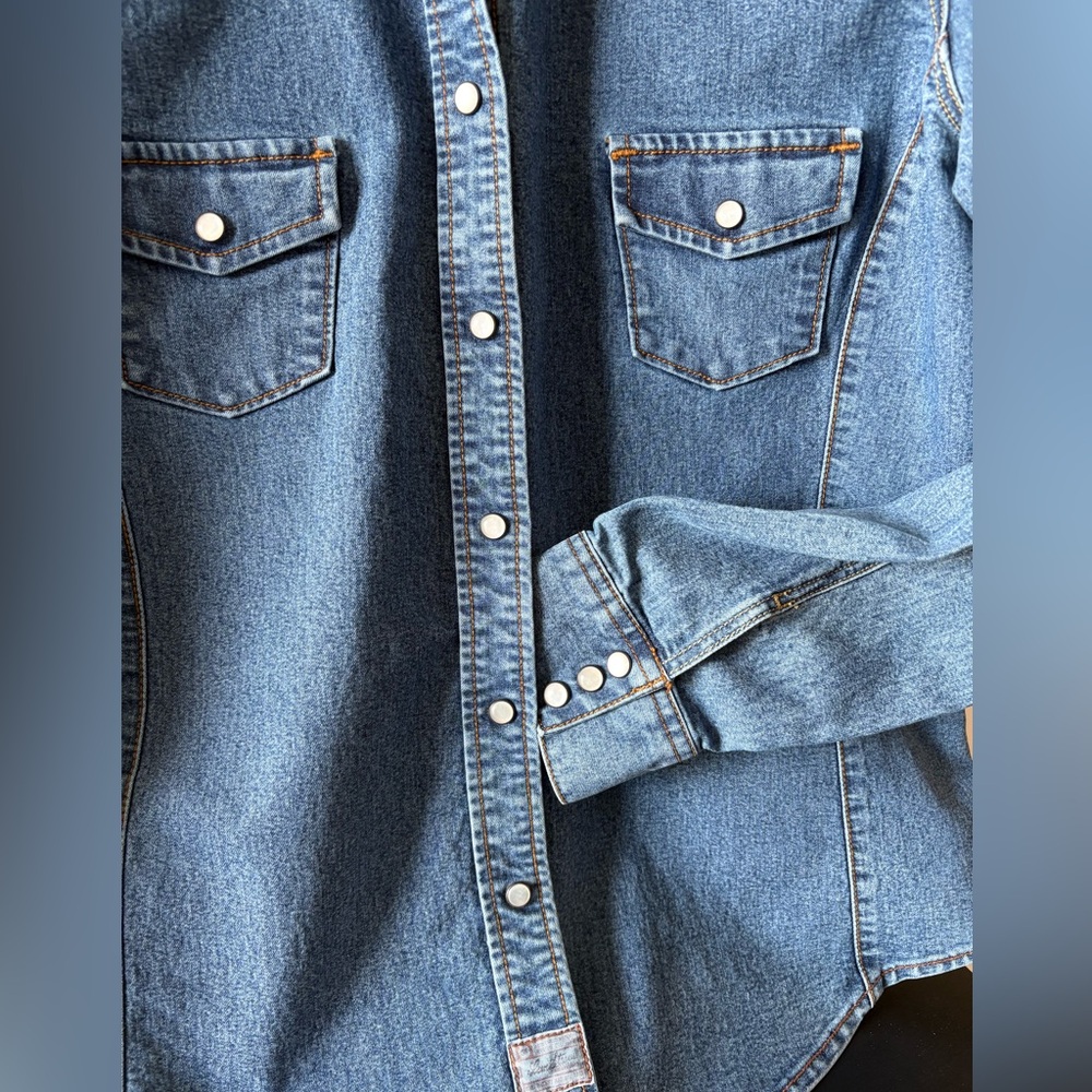 Levi’s Classic Stretch Jean Western Ladies Shirt L
Fitted, MedWash, Heavy Weight - Picture 2 of 6